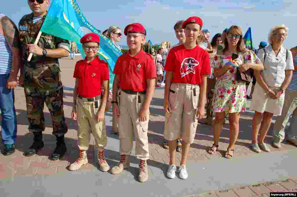Участники движения «Юнармия» на торжественном митинге в Севастополе, посвященному Дню ВДВ России