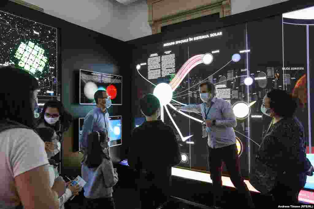 mai 2021 - Muzeograful  Adrian Șonka, directorul Observatorului Astronomic din București, era prezent la Noaptea Muzeelor și le dădea copiilor explicații. 