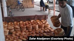 Продавец традиционного хлеба в Киргизстане