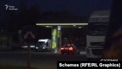 Авто, що раніше виїхало з Офісу президента, заїжджає на заправку в кінці траси