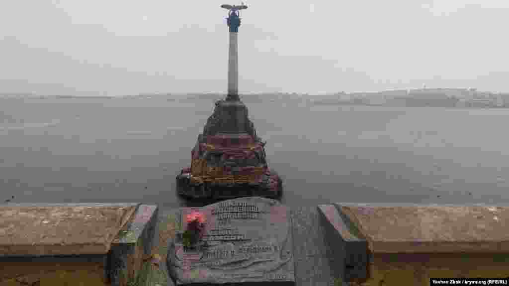 Пам'ятник затопленим кораблям губиться між струменів дощу