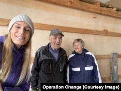 Минни Регланд (крайняя слева) с семейной парой, пожертвовавшей свои рыболовные сети на Аландских островах