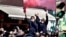 Протестующие в Ереване собрались на площади перед парламентом, требуя отставки премьера Никола Пашиняна и проведения внеочередных выборов. Большинство депутатов парламента поддержали премьера