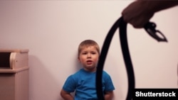 Лише кожний четвертий респондент на запитання, чи потерпав він у дитинстві від насильства вдома, одразу давав ствердну відповідь. Коли ж наводили конкретні приклади (ляпаси або погрози) кількість тих, хто опинявся в подібних ситуаціях, зростала більш ніж удвічі