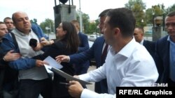 Речниця президента Юлія Мендель притримує журналіста Радіо Свобода Сергія Андрушка, не даючи йому поставити питання президентові Володимиру Зеленському