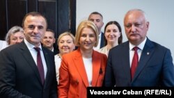 Васілє Тарлєв (л), Ірина Влах (ц) та Ігор Додон (п) у ЦВК, Молдова, 29 липня 2025 року