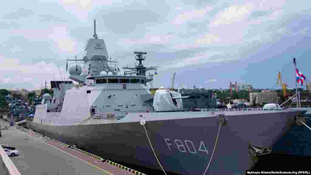 Нидерландский ракетный фрегат De Ruyter – его выпустили всего 14 лет назад. На борту десятки ракет для поражения морских и воздушных целей, артиллерия для поддержки наземных операций и торпеды. На носу 127-мм автоматическая пушка, а дизайн помогает избежать обнаружения вражескими радарами