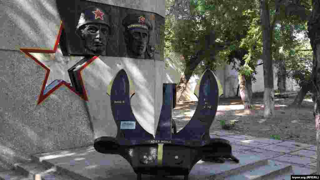 Обновленный памятник участникам Второй мировой войны в честь 30-летия победы. Надпись «Acier moule» – переводится как «литая сталь» 