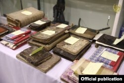 سیال کاکړ خپلې قلمي نسخې د افغانستان علومو اکاډمۍ ته سپارلې وې.