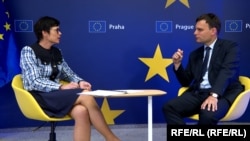 Zyrtarja e BE-së, Marta Kos, dhe gazetari i REL-it, Rikard Jozwiak, gjatë intervistës më 28 prill 2025 në zyren e Komisionit Evropian në Pragë të Çekisë.