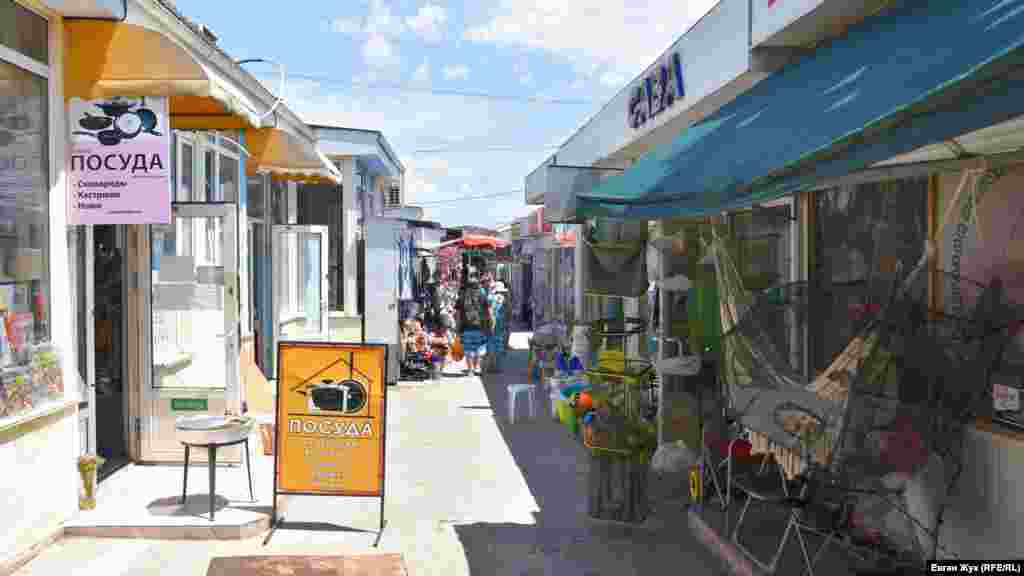 Ряди «Привозу», де торгують господарськими товарами