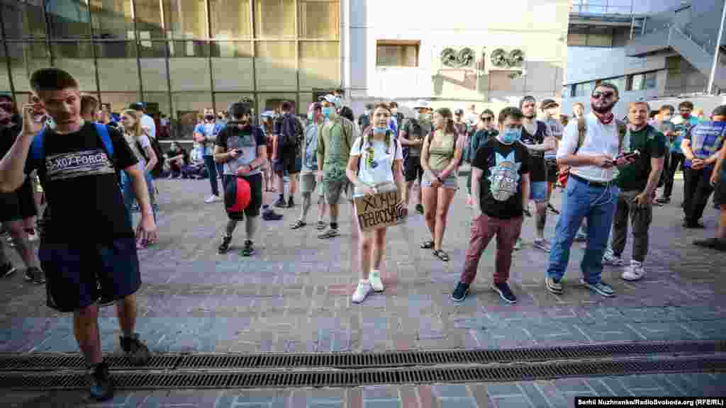 Під стіни прийшли люди на підтримку Сергія Стерненка. Здебільшого люди виходять із гаслом «Маю право на самозахист»