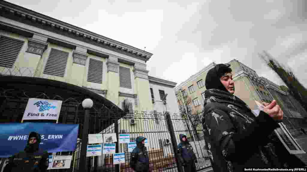 Это уже 32-я ежемесячная акция, которую активисты общественной инициативы «КрымSOS» посвятили похищенному 3 марта 2014 года крымчанину Решату Аметову