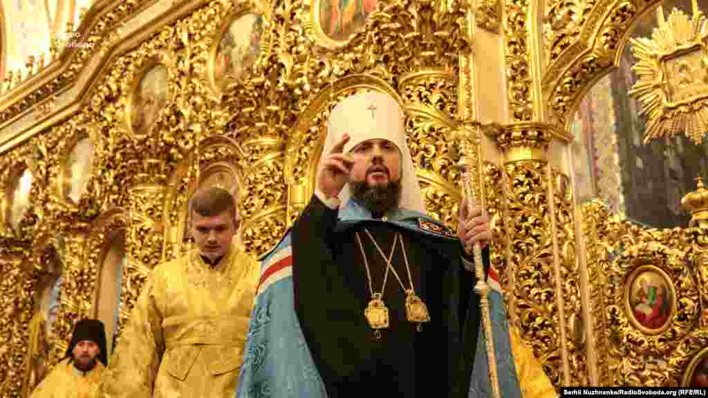 15 грудня у Києві в Софійському соборі відбувся Об’єднавчий собор зі створення єдиної української помісної православної церкви, який обрав її предстоятелем митрополита Епіфанія