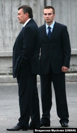 Лідер «Партії регіонів» Віктор Янукович (ліворуч) зі своїм сином Олександром перед початком сьомого з'їзду «Партії регіонів» у Києві 23 жовтня 2009 року На з'їзді Янукович був висунутий кандидатом у президенти України.