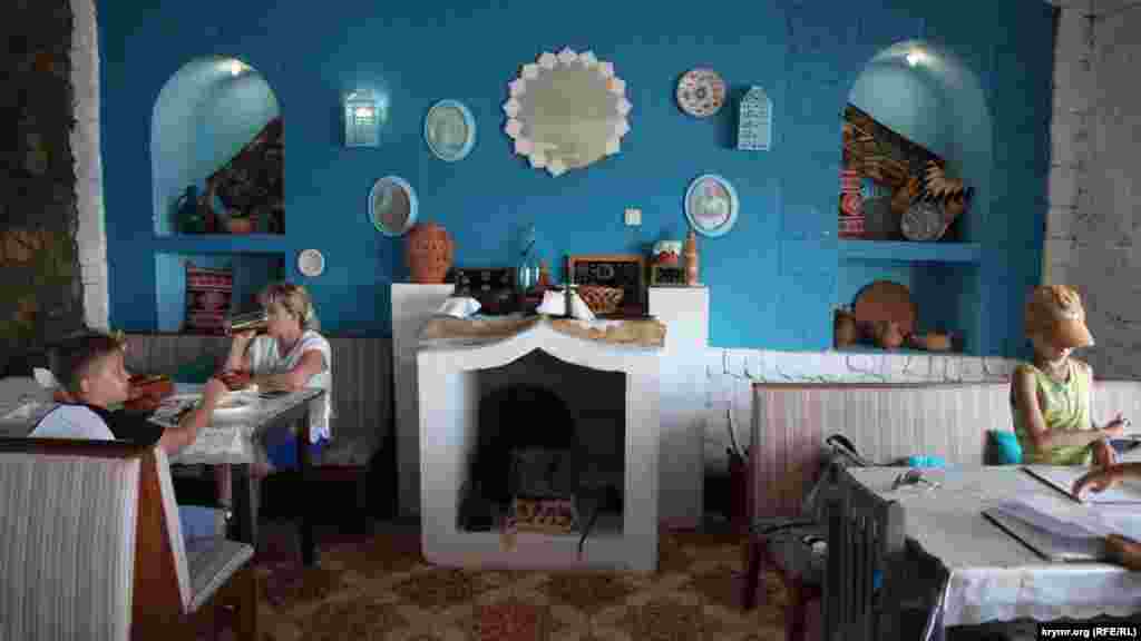 Фаст-фуд тут більше не продають. А інтер'єр виконаний у кримськотатарській естетиці