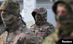 Ruski vojnici koji se spremaju za raspoređivanje u Ukrajinu prisustvuju ceremoniji prijema novih vozila u septembru 2025. godine.