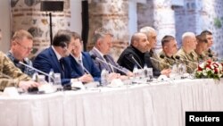 Delegația ucraineană, condusă de ministrul ucrainean al Apărării, Rustem Umerov (centru, în negru), participă la o întâlnire cu oficiali ruși (care nu apar în imagine) la Istanbul, pe 16 mai.