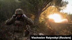 Російська армія просунулася до південної частини Степногірська у Запорізькій області, повідомляє ISW. На фото: артилерист 93-ї ОМБр «Холодний Яр» ЗСУ веде вогонь по позиціях армії РФ, Донецька область, 5 липня 2025 року