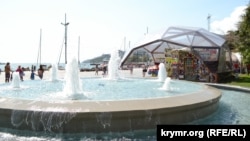 Фонтан на набережной Ялты, архивное фото