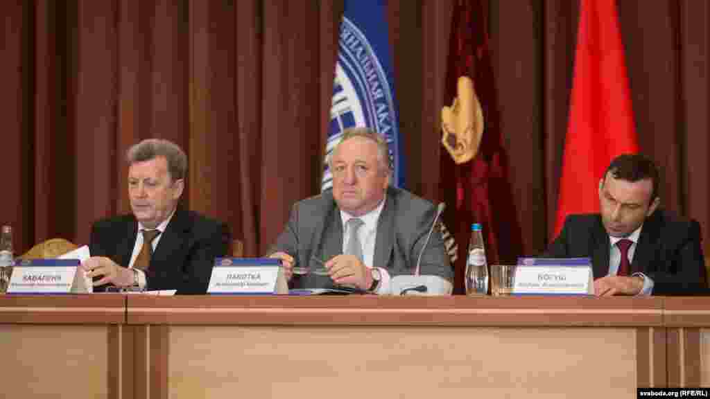 Аляксандр Каваленя, акадэмік-сакратар аддзяленьня гуманітарных навук і мастацтваў НАНБ. Аляксандар Лакотка, дырэктар Інстытуту мастацтвазнаўства, этнаграфіі і фальклору імя Кандрата Крапівы НАНБ, першы намесьнік міністра адукацыі Вадзім Богуш