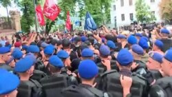 Сутички у Києві: противники ЛГБТ-акції побилися з поліцією (відео) Сутички у Києві: противники ЛГБТ-акції побилися з поліцією (відео)