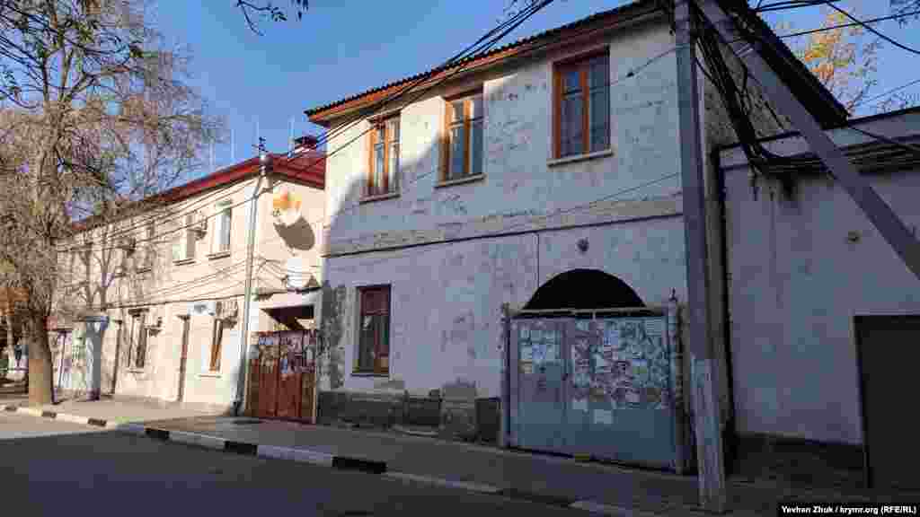 В одному зі старовинних будинків в'їзна арка закрита сучасними воротами