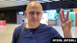 Jurnalistul Vladislav Iesipenko, în drum spre Praga, după eliberarea din detenție, în Crimeea, pe 20 iunie 2025