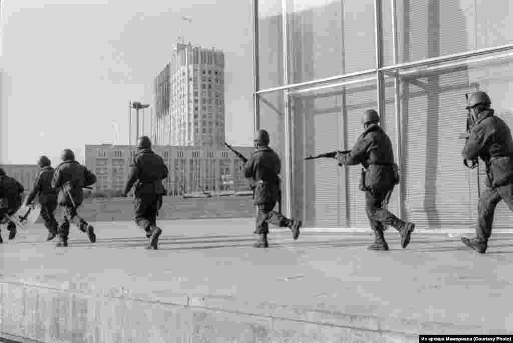 В Мемориале открылась выставка "Москва, 1993. Четырнадцать дней осени", на которой представлены работы фотографа Дмитрия Борко из фотоальбома "1991/1993".