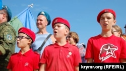 Діти на дні ВДВ Росії в окупованому Севастополі