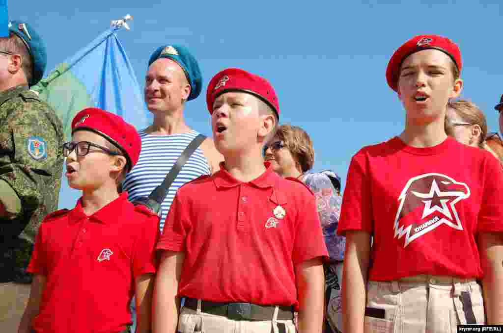 Участники движения «Юнармия» поют песню «Служить России» на торжественном митинге в Севастополе, посвященному Дню ВДВ России