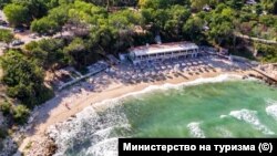 Изкуственият остров се строи срещу Малкия плаж на курорта Св. Св. Константин и Елена до Варна.