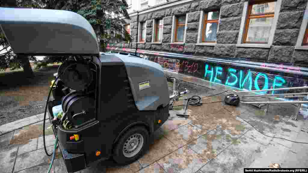 Пошкодження будівлі Офісу президента, завдані під час акції, оцінили орієнтовно в два мільйони гривень за висновком Державного управління справами. 