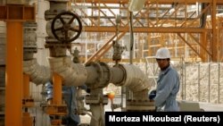 Radnik na Južnom Parsu, najvećem nalazištu prirodnog gasa na svetu, koji je u vlasništvu Katara i Irana, 27. maj 2006.