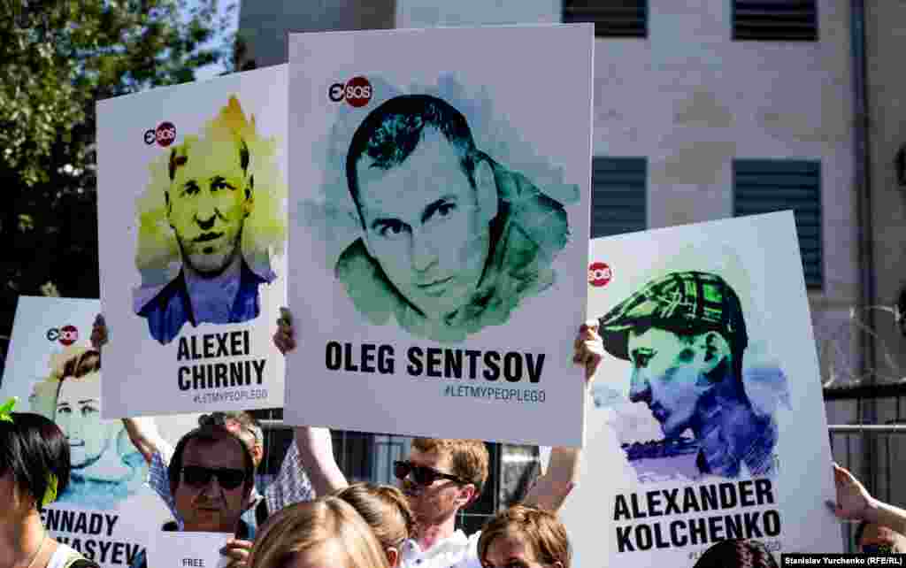 Олег Сенцов – український режисер, який у травні 2014 був затриманий в Криму російськими спецслужбами, вивезений з окупованого півострова до Росії і відтоді знаходиться в СІЗО.
