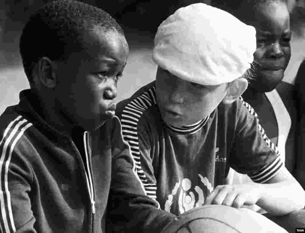 В дни расцвета «Артек» посещали около 27 тысяч детей ежегодно. В период между 1925 –1969 годами в «Артеке» побывали 300 тысяч пионеров, включая более 13 тысяч детей из 17 зарубежных стран. На фото – дети, отдыхающие в «Артеке», в одну из смен 1977 года