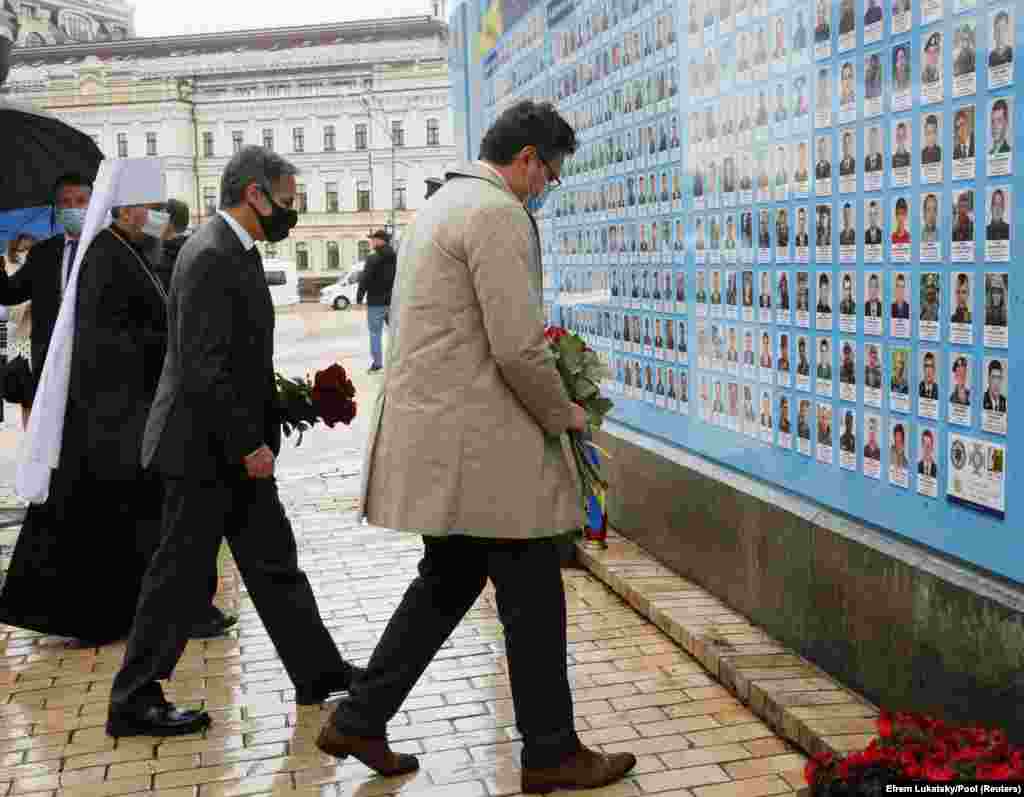 Митрополит Епіфаній, держсекретар Ентоні Блінкен, глава МЗС Дмитро Кулеба поклали квіти до меморіалу «Стіна пам’яті загиблих за Україну»