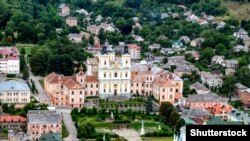 Історичний центр міста Кременець, Тернопільська область. Колегіум єзуїтів у центрі