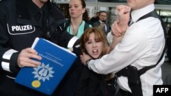 Антипутинский протест в Ганновере. Группа FEMEN – против нарушения гражданских прав в России