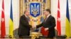Президент України Петро Порошенко (праворуч) під час зустрічі з президентом Туреччини Реджепом Ердоганом у Києві. Березень 2015 року 