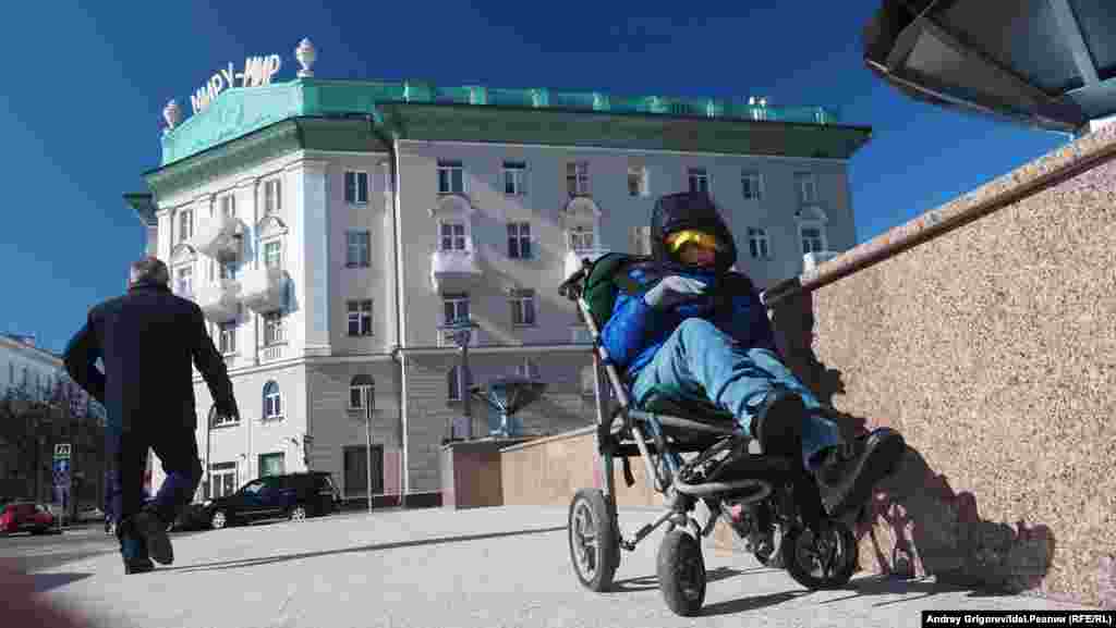 В любом случае мальчика пришлось укутать, чтобы не замёрз. 