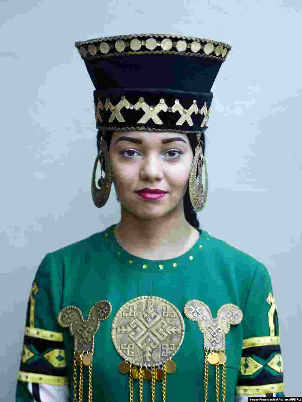 Ивайкова Катя, 22 года, танцовщица "Мой папа мари, а мама русская, и семья более православная, чем обычно бывает в Марий Эл. Лично я себя марийкой не ощущаю, не знаю языка. Как по мне, настоящие марийцы остались только в деревнях, хотя у многих связь с природой осталась. Иногда хочется взять и уйти медитировать в лес. В городе порой перед сном я включаю звуки леса".