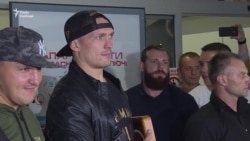 Чемпіон Усик у Києві: українці зустріли боксера в аеропорту – відео Чемпіон Усик у Києві: українці зустріли боксера в аеропорту – відео