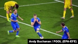 Тарас Кремінь: «Провідні спортсмени – це не про конкретну особу чи збірну, а насамперед про імідж, авторитет і репутацію країни в цілому» (на фото у центрі Артем Довбик, який забив переможний гол у поєдинку зі Швецією в рамках Євро-2020)