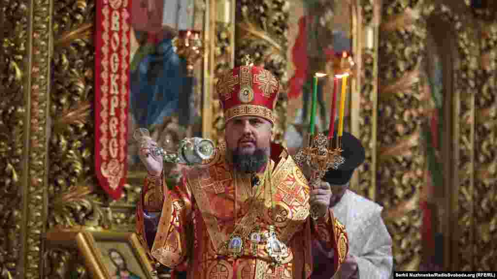 Раніше глава ПЦУ Епіфайні закликав вірян не приходити до церкви, а долучатися до прямої трансляції богослужіння. За його словами таке рішення вони ухвалили завчасно