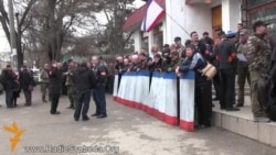 Згадуємо, як це було: в Сімферополі проросійські «дружинники» грубо витіснили жінок з плакатами за мир (відео) Згадуємо, як це було: в Сімферополі проросійські «дружинники» грубо витіснили жінок з плакатами за мир (відео)