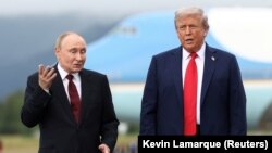 Президент США Трамп та очільник Росії Путін під час перших хвилин зустрічі на Алясці. 15 серпня 2025 року