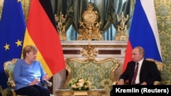 Канцлер Німеччини Анґела Меркель (л) і російський лідер Володимир Путін, серпень 2021 року