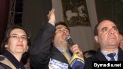 ფოტო არქივიდან: ნინო ბურჯანაძე, მიხეილ სააკაშვილი და ზურაბ ჟვანია. 2003 წლის 23 ნოემბერი