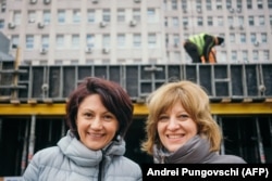 Oana Gheorghiu (dreapta) și Carmen Uscatu (stânga), artizanele construirii, de la zero, a unui spital pentru copiii bolnavi de cancer exclusiv din donații private.